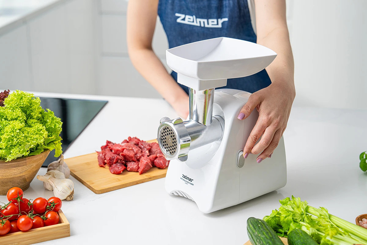 Drei Teller und doppelseitiges Messer