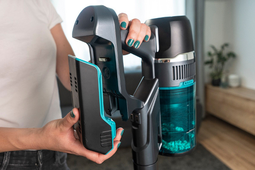 Herausnehmbarer Akku mit einer Laufzeit von bis zu 60 Minuten