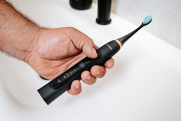 Komplette Pflege in einer Bürste